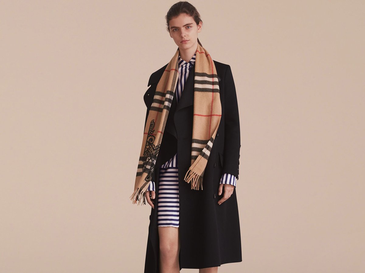 巴寶莉格紋蕾絲刺繡羊絨圍巾