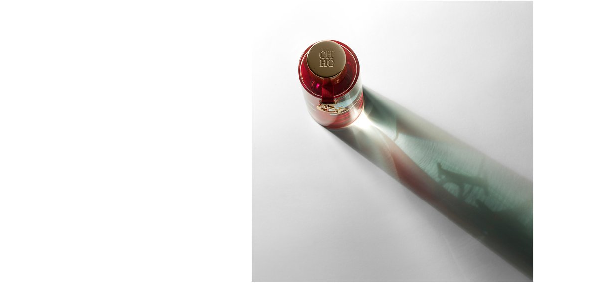 Carolina Herrera高端礦泉水品牌品牌設(shè)計欣賞，高端礦泉水品牌，礦泉水品牌設(shè)計，礦泉水品牌策劃，礦泉水品牌全案策劃，礦泉水品牌形象塑造，食品品牌設(shè)計，食品品牌策劃，深圳品牌設(shè)計，深圳品牌策劃，深圳品牌全案策劃，深圳品牌形象塑造，左右格局