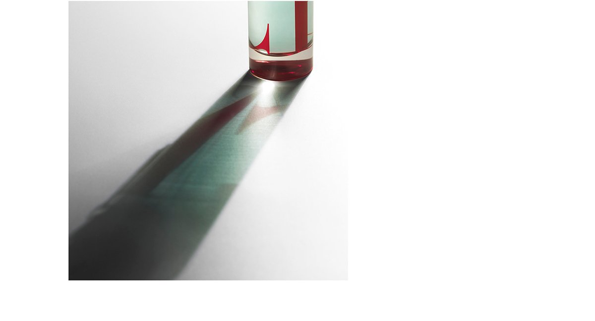 Carolina Herrera高端礦泉水品牌品牌設(shè)計欣賞，高端礦泉水品牌，礦泉水品牌設(shè)計，礦泉水品牌策劃，礦泉水品牌全案策劃，礦泉水品牌形象塑造，食品品牌設(shè)計，食品品牌策劃，深圳品牌設(shè)計，深圳品牌策劃，深圳品牌全案策劃，深圳品牌形象塑造，左右格局