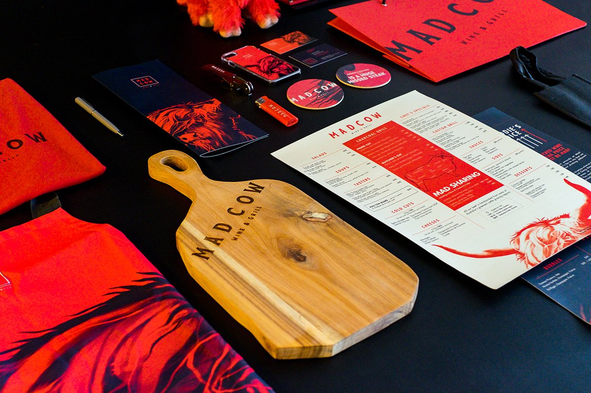 餐飲Mad Cow品牌策劃設(shè)計案例——燒烤與酒吧的完美結(jié)合，餐飲品牌設(shè)計，餐飲品品牌形象設(shè)計，品牌形象整合，餐飲品牌營銷，餐飲品牌戰(zhàn)略定位，品牌設(shè)計公司，品牌策劃公司，深圳品牌策劃，深圳品牌設(shè)計，左右格局
